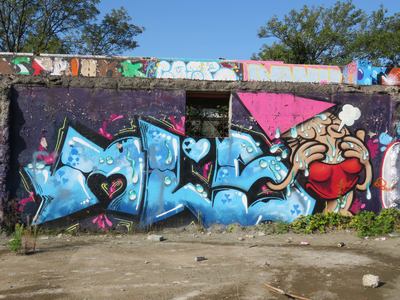 833772 Afbeelding van graffiti van een puffende en zwetende vrouwelijke Utrechtse kabouter (KBTR), op een muur langs ...